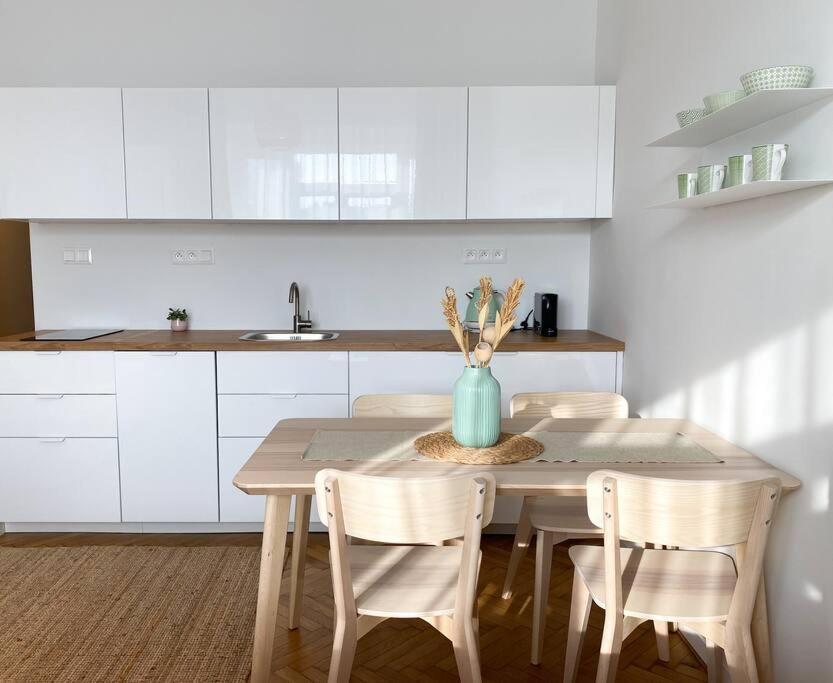 Cute Studio In Old Town Братислава Экстерьер фото