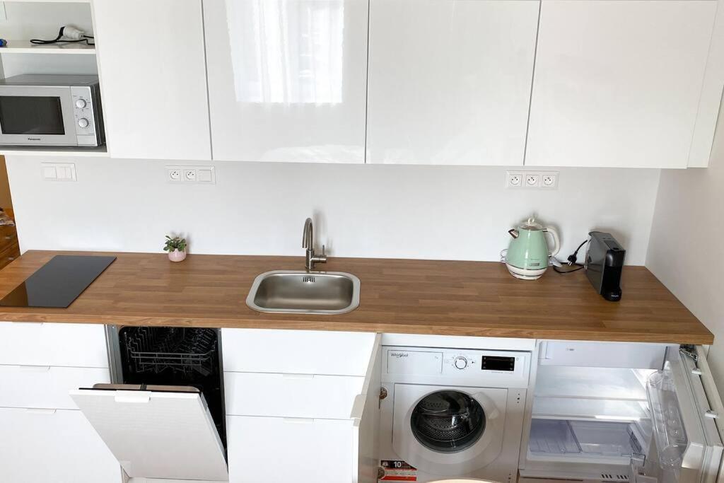 Cute Studio In Old Town Братислава Экстерьер фото